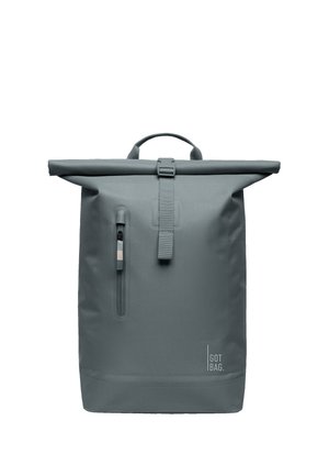 Grau Roll-Top-Rucksack aus robustem Material, mit einer vorderen Reißverschlusstasche, einem Tragegriff oben und einem Logo auf der unteren Vorderseite.