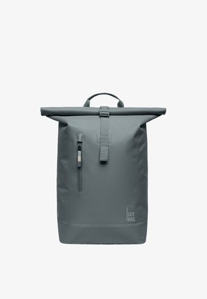 Grå rullemadrasrygsæk lavet af holdbart materiale, med en forreste lynlås-lomme, et bærehandtag øverst og et logo nederst foran.