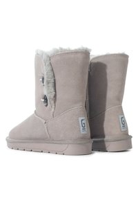 Stivaletti alla caviglia in suede grigio con fodera in pelliccia sintetica, bottoni laterali e suola in gomma texture per una buona aderenza. Design minimalista con dettaglio del logo.
