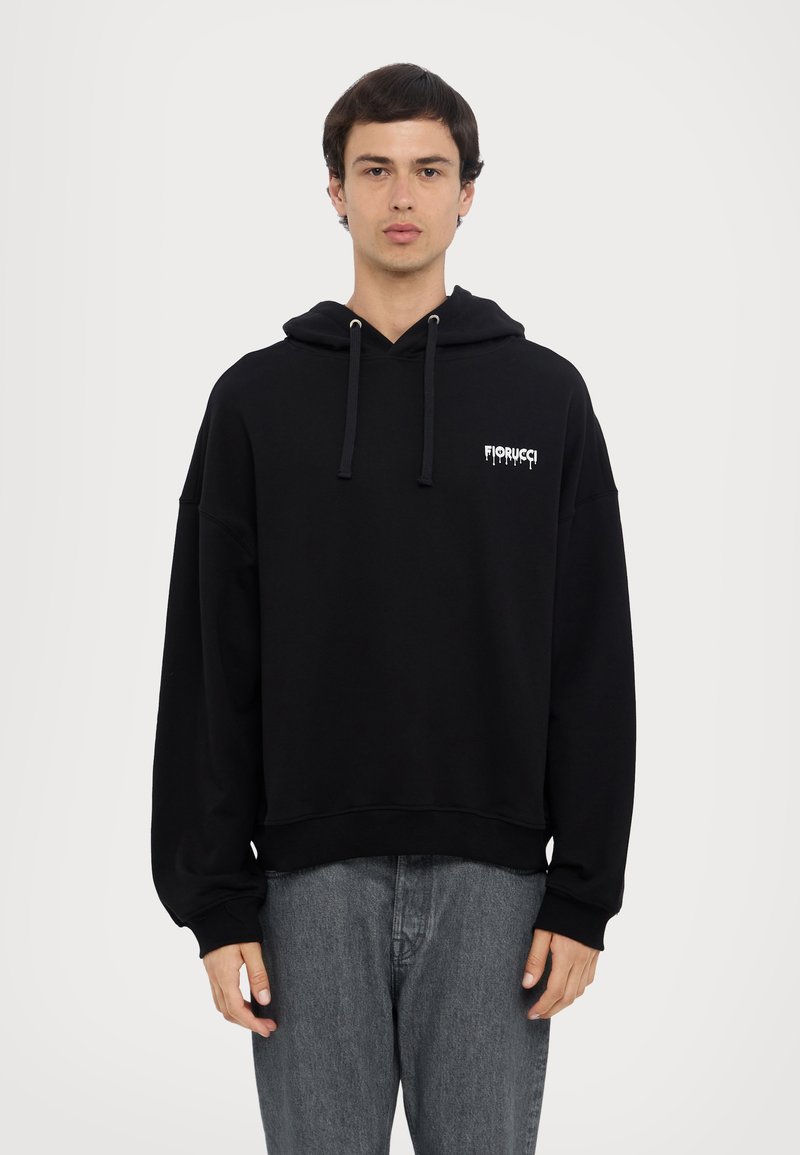Schwarzer Kapuzenpullover mit kleinem weißem Logo auf der Brust, aus weichem Material, mit gerippten Bündchen und Saum.