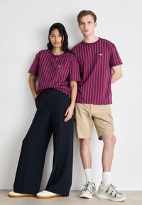 Tommy Jeans VERTICAL STRIPE TEE UNISEX - Print T-shirt - valley grape