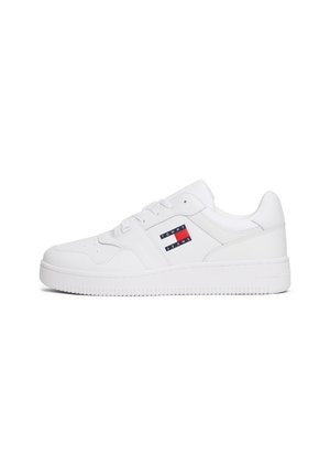 Baskets basses blanches avec design à lacets et logo Tommy Jeans sur le côté, dotées d'une semelle épaisse en caoutchouc et d'une finition lisse.