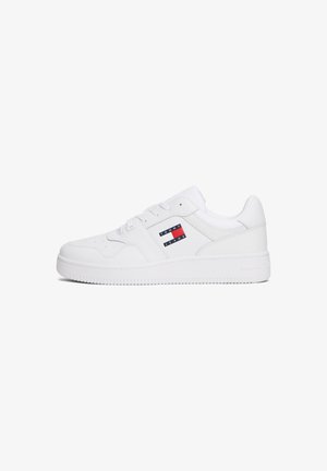 Biały niski sneaker ze sznurowanym designem i logo Tommy Jeans z boku, z grubą gumową podeszwą i gładkim wykończeniem.