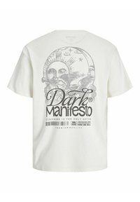 Bijela pamučna majica s grafičkim dizajnom koji prikazuje sunce i mjesec, crni tekst s natpisom "Tamni manifest" i pojedinosti barkoda na dnu.