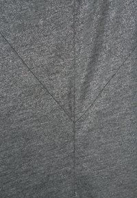 Šedá látka s jemným leskem, vybavená V-čkovým švem a hladkou texturou. Materiál působí mírně elasticky a je lehký.