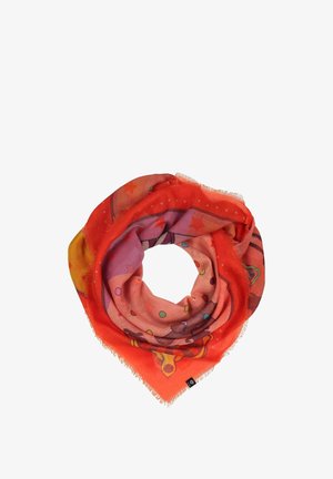 Raudona skara, turinti apvalų raštą su daugiaspalvėmis taškeliais ir žvaigždžių raštais, pagaminta iš minkštos, lengvos medžiagos su nusidėvėjusiomis briaunomis.