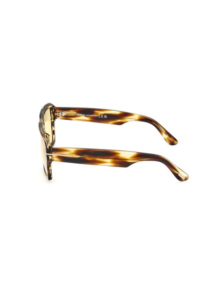 Kočičí brýle ve tvaru tortoiseshell se širokými rámy, šedými skly a hladkým, jemným povrchem. Logo vyražené na vnitřní straně spánků.