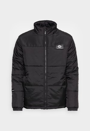 Μαύρο επενδεδυμένο μπουφάν με ψηλό γιακά, μπροστινό φερμουάρ και κέντημα λογότυπου. Διαθέτει ελαστικές μανσέτες και οριζόντια ραφή για υφή.