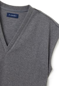 Graues ärmelloses Oberteil aus weichem, strukturiertem Stoff mit V-Ausschnitt. Mit einem Etikett mit "PIOMBO" in Marineblau. Schlichte, moderne Form.