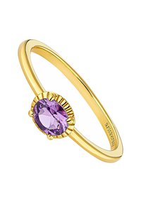 Anillo de oro con una banda lisa, que presenta una gema ovalada morada engastada en un bisel acanalado, exhibiendo un acabado texturizado pulido.