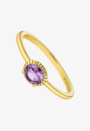Anillo de oro con una banda lisa, que presenta una gema ovalada morada engastada en un bisel acanalado, exhibiendo un acabado texturizado pulido.