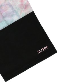 Färggom abstrakt mönster överst som övergår till helt svart. Har mjuk textur, med "SLOPE" logotyp i rosa längst ner.