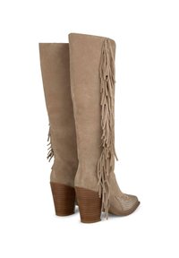 Kozaki z beżowego zamszu sięgające do kolan, zdobione frędzlami po bokach, z patterned toe i drewnianymi obcasami zapewniającymi stabilność i styl.