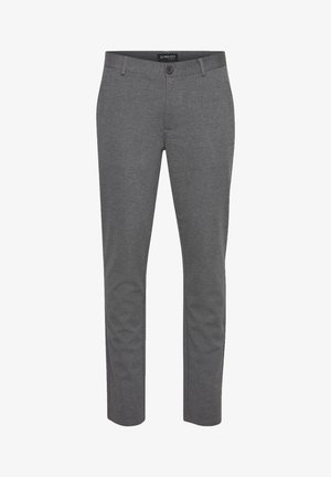 Pantalon gris en tissu léger, présentant une coupe droite, une fermeture par bouton à l'avant et une subtile texture pour un détail supplémentaire.