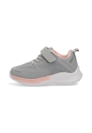 Zapatilla infantil transpirable en gris y rosa con correa de velcro, cordones y suela blanca, mostrada en perfil lateral.