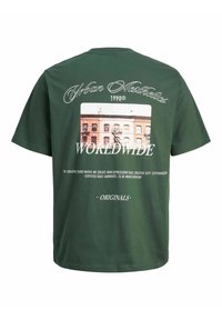 Roheline puuvillane T-särk, mille esiküljel on keskne graafika hoonest, valge tekst ülalt ja alt. Lühikesed varrukad ja ümmargune kaelus.