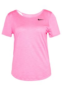 Rosa kortärmad t-shirt med rund halsringning, tillverkad av lättviktig tyg, med en svart Nike-logotyp på vänster bröst och ett subtilt texturmönster.