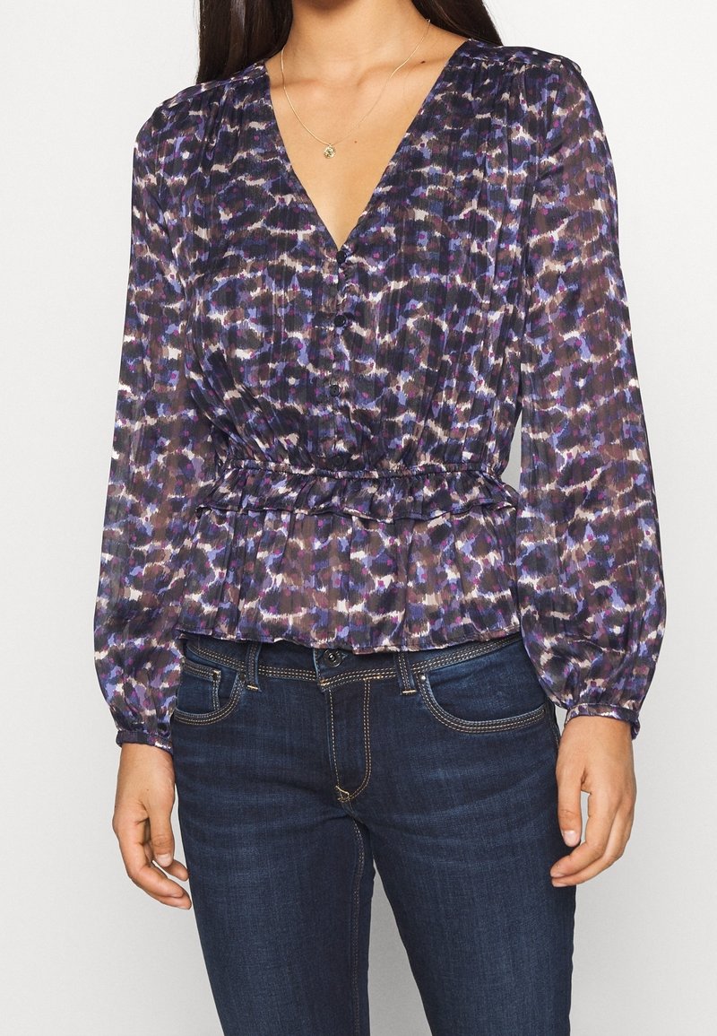 Blusa viola a fantasia con scollo a V profondo, vita elasticizzata e maniche lunghe. Presenta un design fluido e un tessuto leggero.