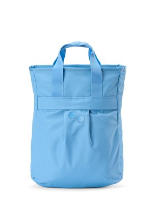 Hellblauer Stoff-Einkaufsbeutel mit zwei kurzen Griffen und einem Druckknopfverschluss oben in der Mitte.