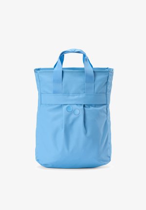 Hellblauer Stoff-Einkaufsbeutel mit zwei kurzen Griffen und einem Druckknopfverschluss oben in der Mitte.