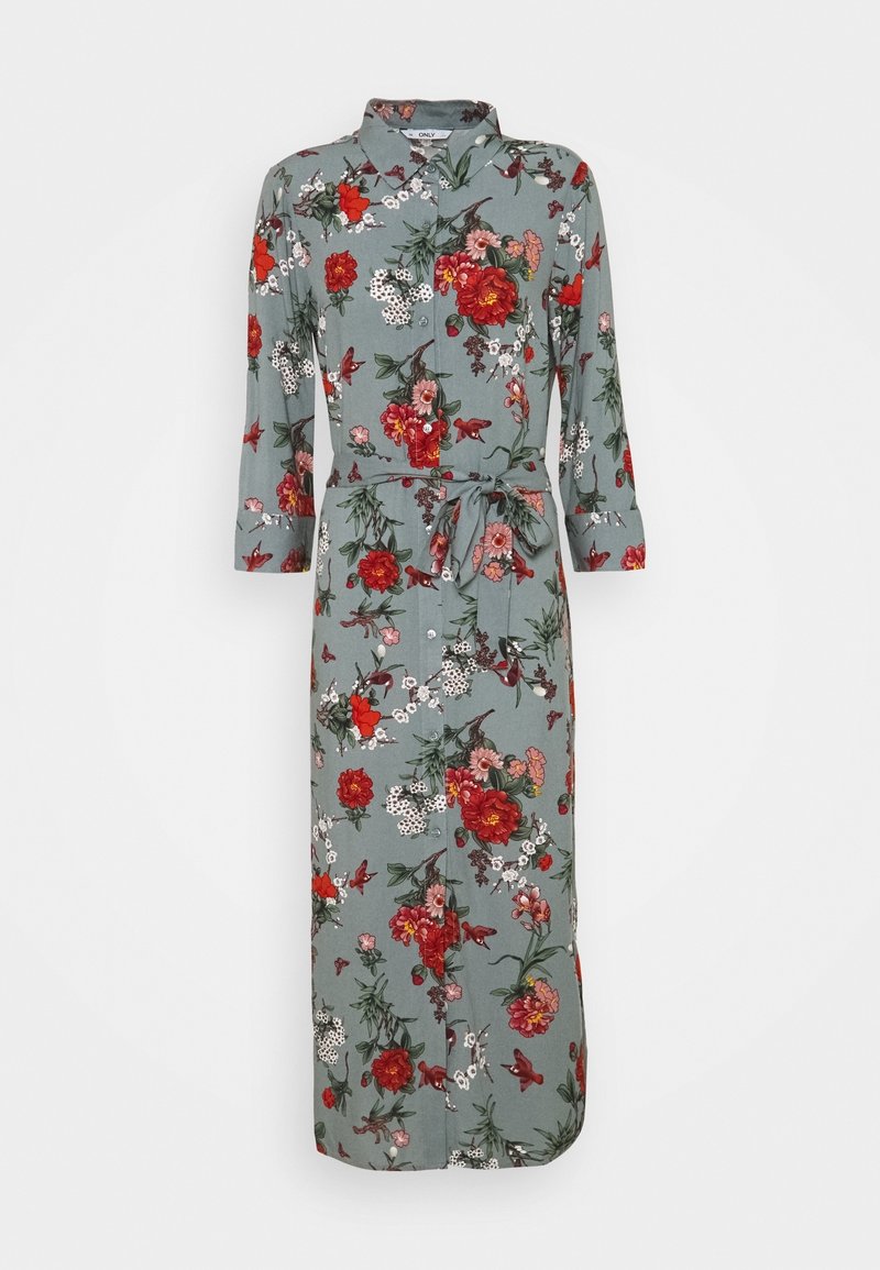 Robe chemise verte à manches longues, avec ceinture à la taille et imprimé floral rouge, blanc et rose.