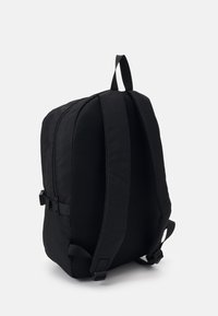 Mochila negra con un respaldo de malla texturizada, correas ajustables para los hombros y un bolsillo con cremallera lateral. Fabricada con un tejido duradero y diseño ligero.