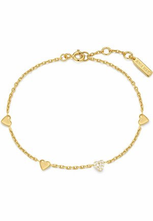 Delicato braccialetto a catena d'oro con quattro piccoli ciondoli a forma di cuore, uno decorato con cristalli chiari, e una chiusura con catena di estensione.