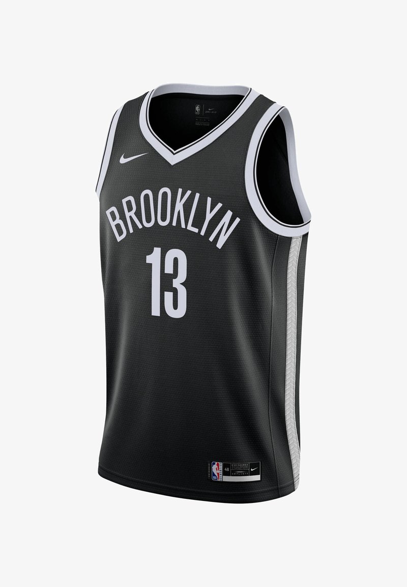 Maillot de basket-ball Nike noir avec l'inscription « BROOKLYN » et le numéro « 13 » en blanc. Design à col en V, panneaux en mesh latéraux et étiquette du logo NBA en bas.
