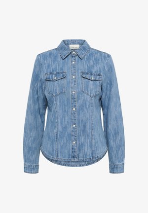 Jasnoniebieska koszula jeansowa na guziki z długimi rękawami, dwoma kieszeniami na piersi z klapkami oraz ostrym kołnierzem.