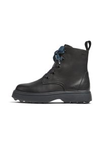 Stivali alla caviglia in pelle nera con superficie texturizzata, lacci blu a contrasto e suola in gomma resistente caratterizzata da un design a scolpitura robusta.