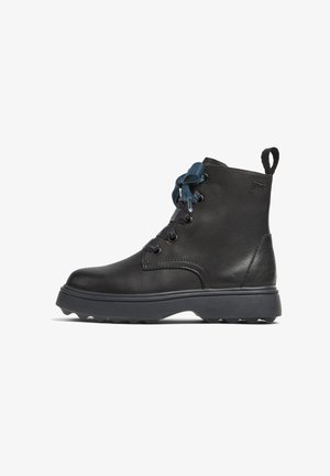 Czarne skórzane botki za kostkę z textured powierzchnią, kontrastującymi niebieskimi sznurowadłami oraz solidną gumową podeszwą z wytrzymałym wzorem bieżnika.