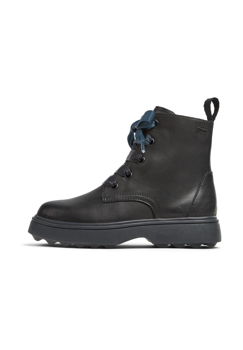 Stivali alla caviglia in pelle nera con superficie texturizzata, lacci blu a contrasto e suola in gomma resistente caratterizzata da un design a scolpitura robusta.