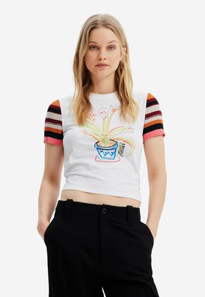Weißes Kurzarm-T-Shirt mit buntem besticktem Pflanzendesign. Gestreifte Strickärmel in Rot, Orange und Schwarz. Cropped-Schnitt.