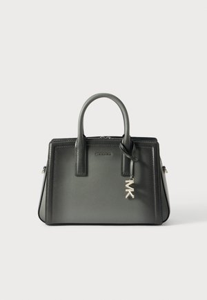 Zwarte leren handtas met twee handvatten, zilveren MK-logo hanger en klein Michael Kors-logo aan de voorkant in het midden.