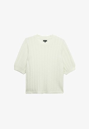 Witte gebreide sweater met een gestructureerd kabelpatroon, korte mouwen en een ronde halslijn. De stof lijkt zacht en dik.