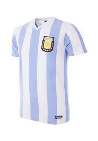 Camiseta de fútbol de manga corta con rayas azul claro y blancas, con cuello en V y un escudo bordado en el pecho, con la etiqueta "COPA".