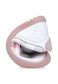 Scarpa sportiva bianca con accenti rosa, materiale morbido, suola flessibile e strap in velcro. Presenta una parte superiore testurizzata e un interno imbottito.