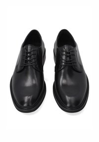Schwarze Lederschuhe mit glatter Oberfläche, runder Spitze und Schnürung mit vier Ösen. Robuste Sohle mit minimalem Profil.