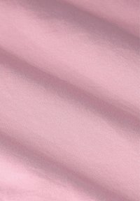Lichtroze stof met een gladde, licht glanzende textuur, met een effen kleur en een uniforme weefstructuur. Geen patronen of accenten zichtbaar.