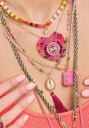 Colliers à plusieurs couches avec un grand pendentif en forme de cœur rose, des accents dorés, des perles colorées, un charme en forme de coquillage et un pompon fuchsia.