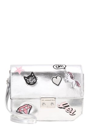 Zilveren crossbodytas met patches van een roze ster, een zwart kattenhoofd met "kattenvrouwtje", hart, eenhoorn, roze diamant en de tekst "ja!".