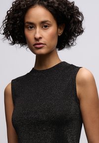 Černý top bez rukávů s přizpůsobeným střihem, jemným metalickým leskem, hladkou texturou a minimálními detaily švů.