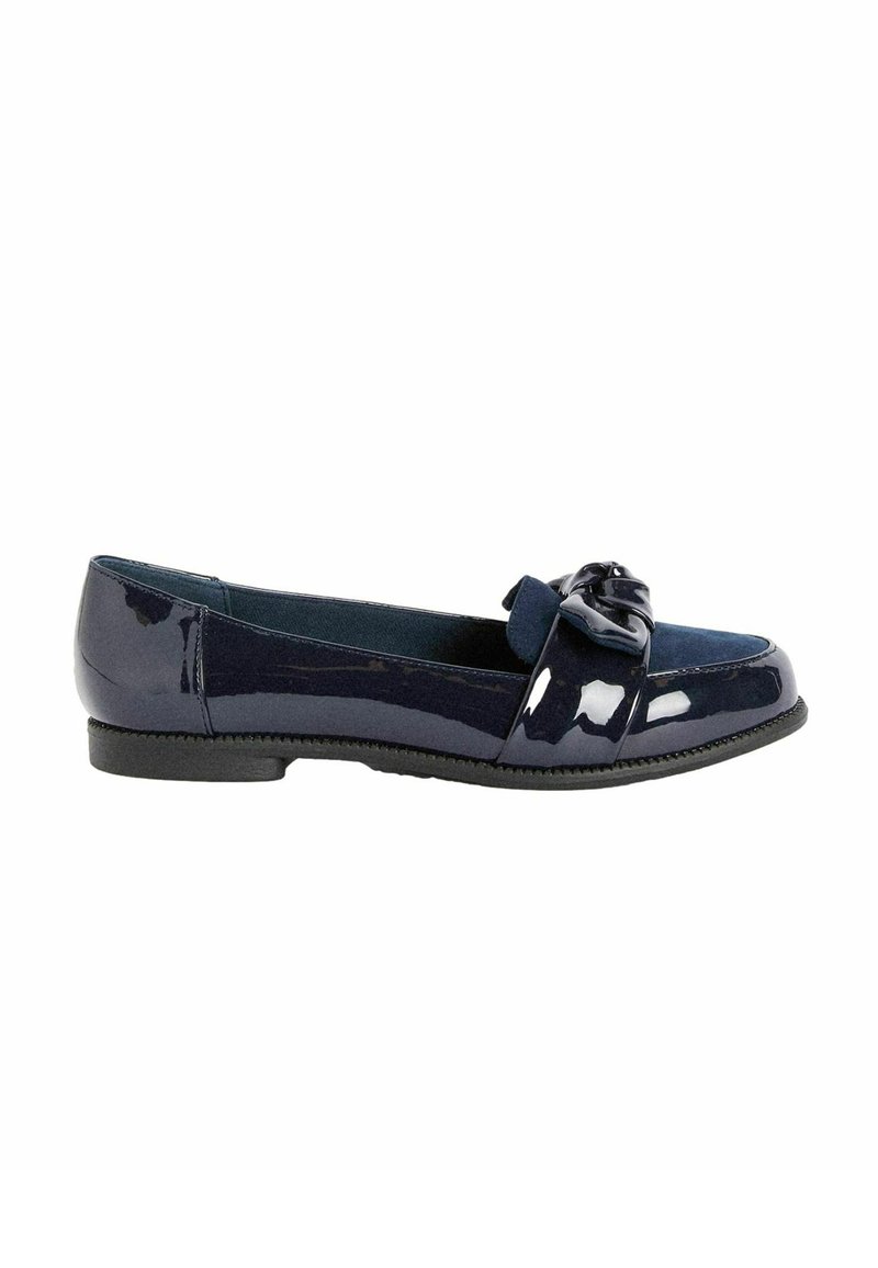 Mocassini in vernice blu navy con punta arrotondata e accentuazione decorativa a fiocco sul davanti. Presentano una suola in gomma nera bassa.