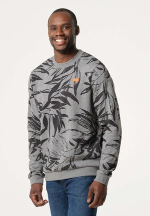 Grijze sweatshirt met een zwart bladmotief, ronde hals en geribbelde manchetten. Bevat een oranje merketiket op de borst. Draag het met blauwe jeans.