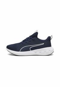 Granatowe buty sportowe z siateczkową cholewką, białymi akcentami i wyściełaną podeszwą z zaokrąglonymi poduszkami. Model sznurowany z pętlą na pięcie.