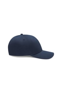 Sötétkék baseball sapka lekerekített tetővel, kemény karimával és hat szellőzőlyukkal. Texturált anyagból készült, logók vagy minták nélkül.