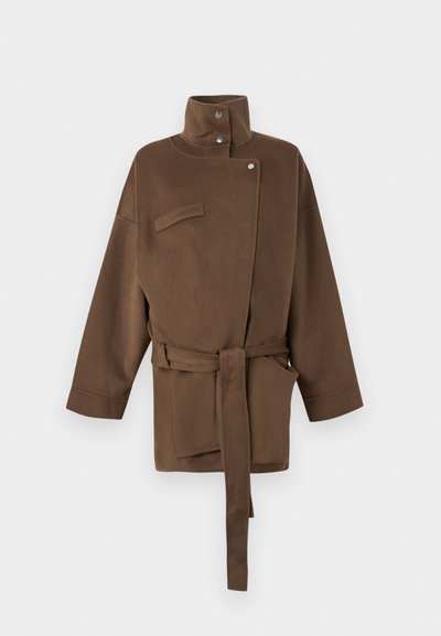 Palton maro din lână cu curea, guler tunică, nasturi cu clichet, mâneci lungi, buzunar la piept înclinat și buzunar mare frontal pe fundal alb.
