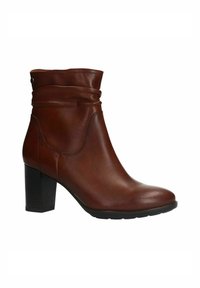 Botte de cheville en cuir marron avec un revers décontracté, bout rond et un talon épais noir. Présente des coutures subtiles et un accent métallique circulaire.