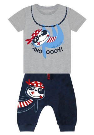 Grå T-shirt med et blåt pirat-slovt grafik og teksten "AHO OOOY!"; navy bukser med matchende sloth-mønster og røde detaljer.