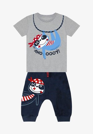 Grijze T-shirt met een blauwe piratensloth graphic en de tekst "AHO OOOY!"; marineblauwe broek met een bijpassende slothprint en rode accenten.